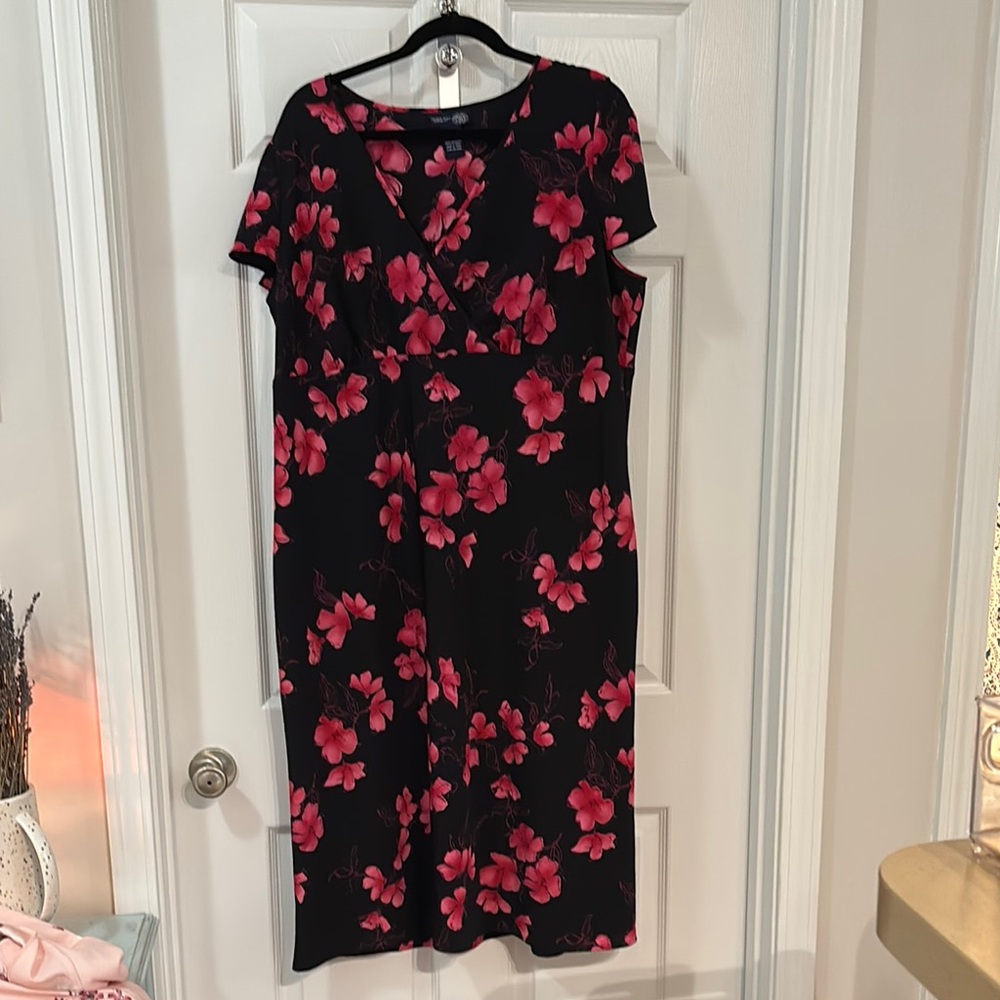 Venezia Black and Pink Sheath Dress V-Neck Short Sleeve Midi